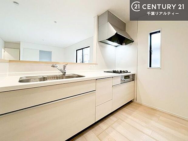 大人気の対面式システムキッチンを採用しています！ご家族のコミュニケーションが自然と増える設計です。お子様にも目が届くので嬉しいですね。広々使えて快適に作業が進みます。