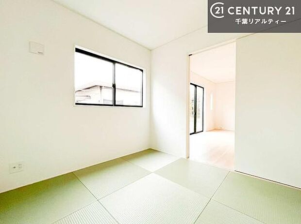 リビングと隣接した和室です！家事の休憩スペースやキッズスペースとして活用するのもよさそうですね！和室の使い方は無限大！