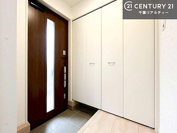 シューズボックス付きなので、玄関が片付きお掃除がしやすいです！スッキリした玄関で戸を開けた瞬間、清潔感のある心地いい空間が出迎えてくれます。