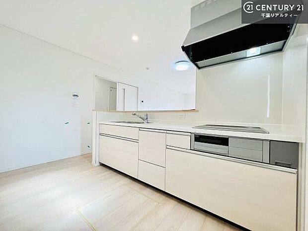 【同仕様】大人気の対面式システムキッチンを採用しています！ご家族のコミュニケーションが自然と増える設計です。お子様にも目が届くので嬉しいですね。収納力もあります！