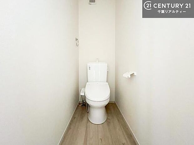 清潔感のある色味のお手洗いです！さわやかでスッキリする空間です！白を基調としているので、お手入れがしやすいトイレです！