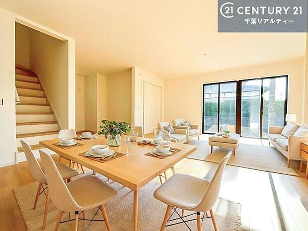 家具はCGパースです。開放感のある広々LDK！ソファーやダイニングテーブルを置いても窮屈にならないので快適に過ごせます！コミュニケーションが取りやすいリビングです！