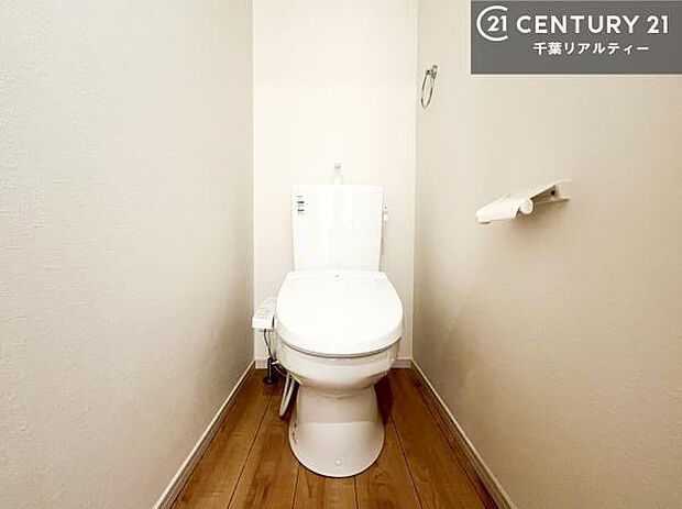 清潔感のある色味のお手洗いです！さわやかでスッキリする空間です！白を基調としているので、お手入れがしやすいトイレです！