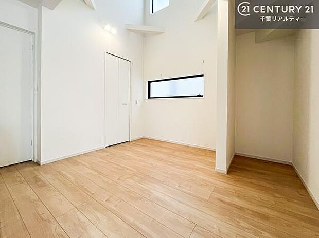 上部吹抜けで開放感たっぷり!大切な家族が集まるからこそLDKにはこだわりたい。子供たちが元気に笑いながら走り回っている姿を見た時が「広い家にして良かった」と思う瞬間です。(同仕様)