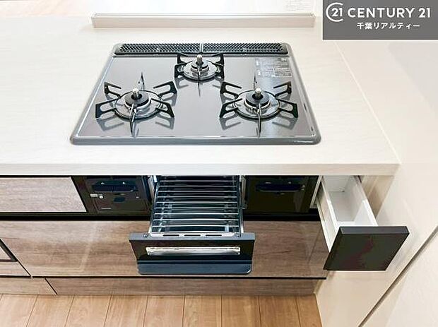 コンロは三口あるのでお料理の同時進行ができます。もちろんグリル付きです。調理スペースも広々している為作業がしやすい!使い勝手が良いシステムキッチンです!(同仕様)