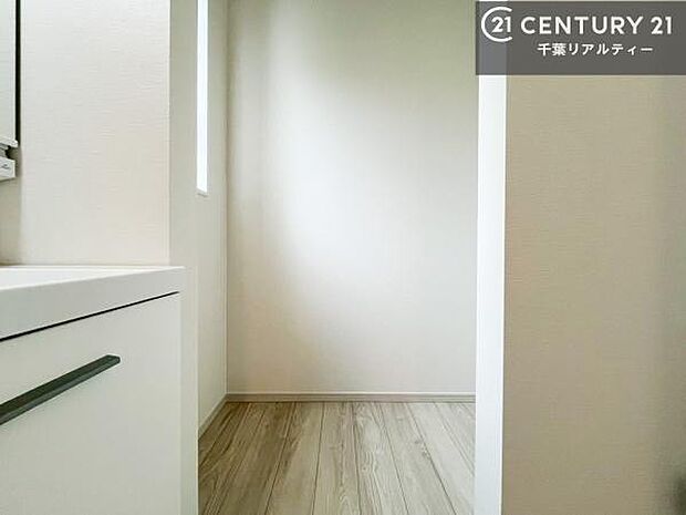 リネン庫があるので収納たっぷりの洗面室!日用品のストックやバスタオルがスッキリと収納できて取り出しやすい!水回りがスッキリ片付いて気持ちの良い空間!(同仕様)