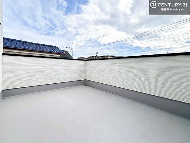 広々としているバルコニーです!お洗濯物を干すのはもちろん風に当たりながらくつろぎタイムが送れます!(同仕様)