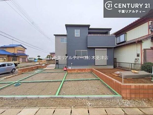 駐車スペースは2台分あります！セカンドカーはもちろん、バイクや自転車なども置き場所に困りません。