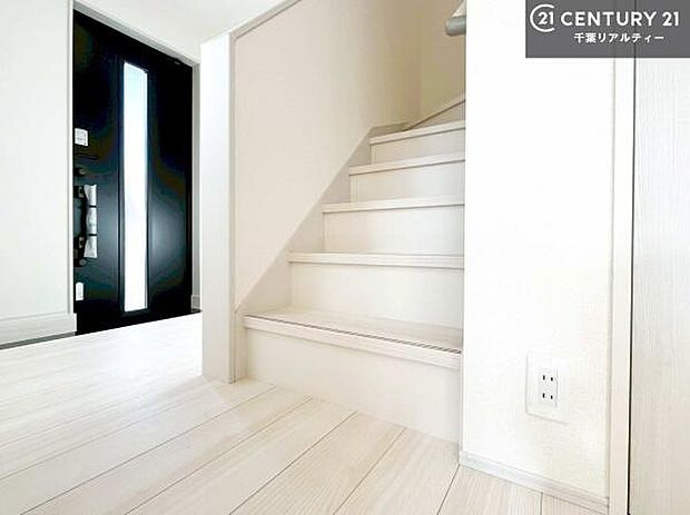 階段は明るく手摺りもついています。お子様やご年配の方も安心してご利用頂けますね。