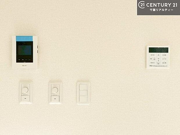 TVモニター付きインターホンでお子様のお留守番中なども安心ですね。ボタンひとつでお風呂の準備がととのう！オートバスつき。