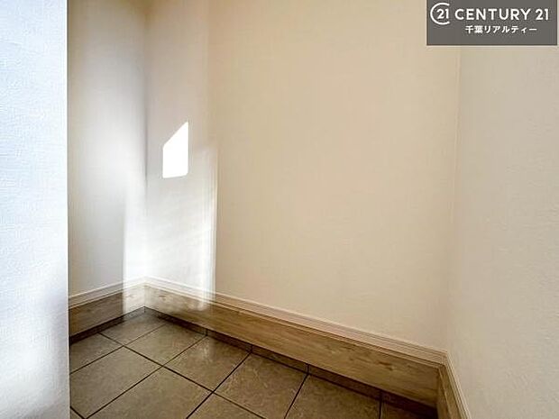 玄関土間収納付き!収納スペースなのでベビーカーやアウトドアの道具がスッキリしまえます!取り出しもラクラク!整理整頓がしやすい!