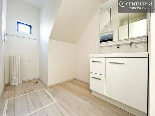 小窓のついた洗面所は、光と風が入りやすく、いつでも快適にお使いいただけます。三面鏡で使い勝手が良く、鏡裏収納も備えておりますので、日用品やスキンケア用品もすっきり整理できます。