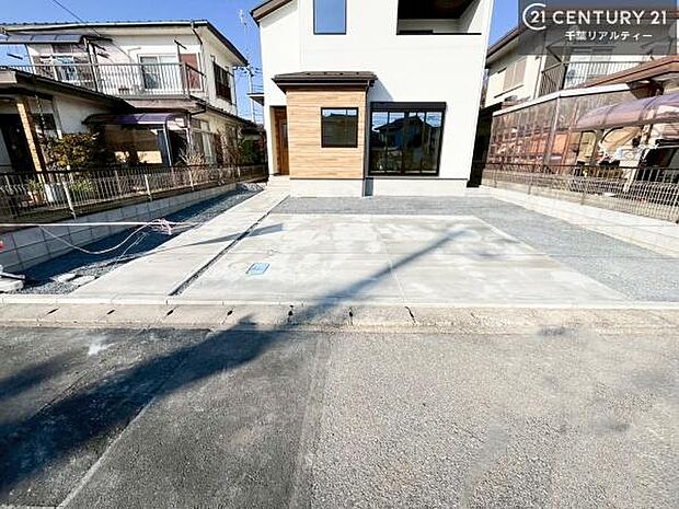 駐車スペースは3台分あります！（オプション）セカンドカーはもちろん、バイクや自転車なども置き場所に困りません。