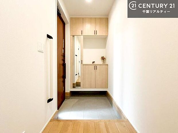 シューズボックス付きなので、玄関が片付きお掃除がしやすいです!スッキリした玄関で戸を開けた瞬間、清潔感のある心地いい空間が出迎えてくれます。