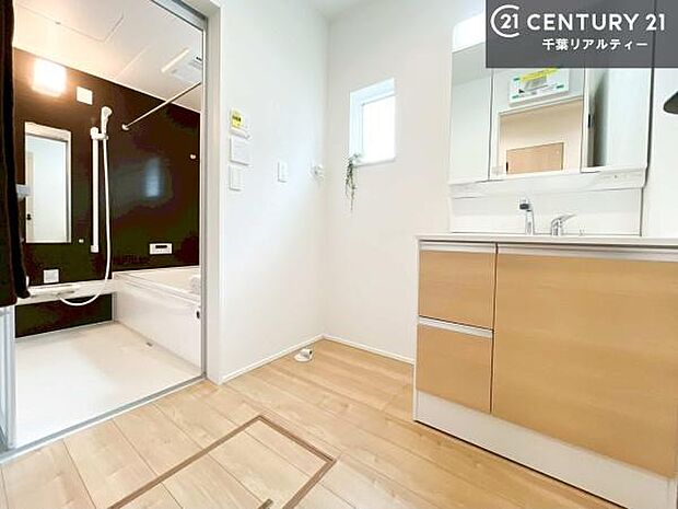 小窓付きの明るい洗面室です!湿気もすぐに入れ替えができて清潔に保つことができます!自然光が差し込むのでお化粧の仕上がりも良くなりますね!