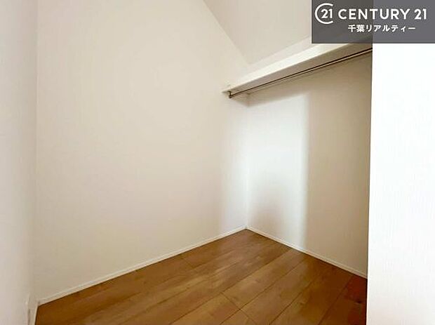 たっぷりの収納スペースで、暮らしがすっきり整う住まい。家族の荷物もきれいに片付き、毎日を快適に過ごせます。