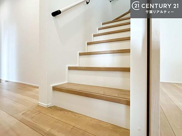 階段は明るく手摺りもついています。お子様やご年配の方も安心してご利用頂けますね。