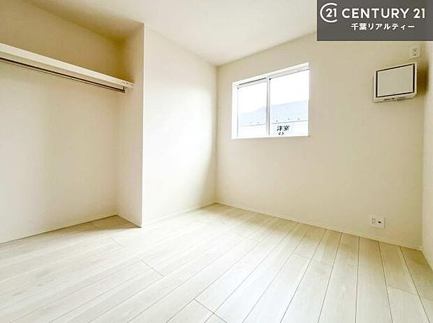 収納スペースが付いているので、急な来客時でも散らかったおもちゃをサッと片づけられて大変便利です!壁面も広々しているので、勉強机やベッドの置き場に困りません!