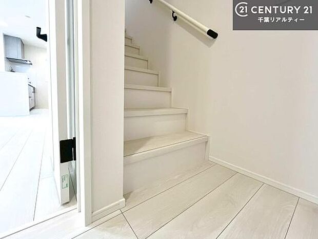 階段は明るく手摺りもついています。お子様やご年配の方も安心してご利用頂けますね。