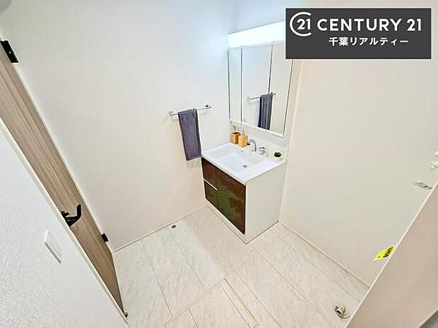 三面鏡仕様の洗面所は、身だしなみがしやすい造り!裏は収納になっています。ドライヤーやお化粧道具を片付けられるので洗面台周りをスッキリと見せることが出来ます!