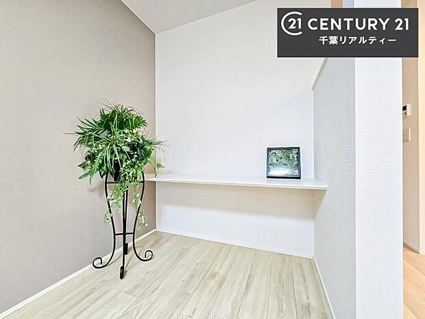 スタディカウンターがございます!お子様のリビング学習や作業スペース用途多彩に利用可能!