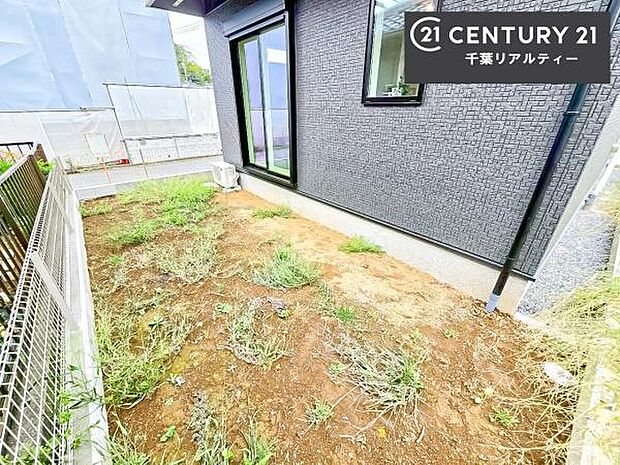 広々とした庭付き。ガーデニングやプール遊び、グランピングなどふたつめのリビングとしてご家族で楽しまれてはいかがでしょうか。