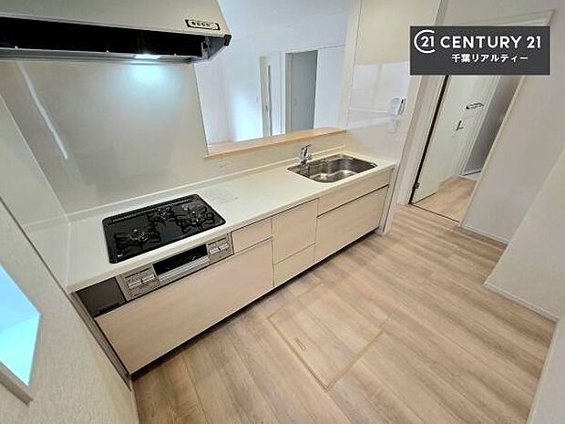 大人気の対面式システムキッチンを採用しています!ご家族のコミュニケーションが自然と増える設計です。お子様にも目が届くので嬉しいですね。広々使えて快適に作業が進みます。