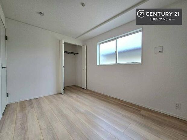 収納スペースも充実しているので散らかったお部屋をサッと片付けられます!