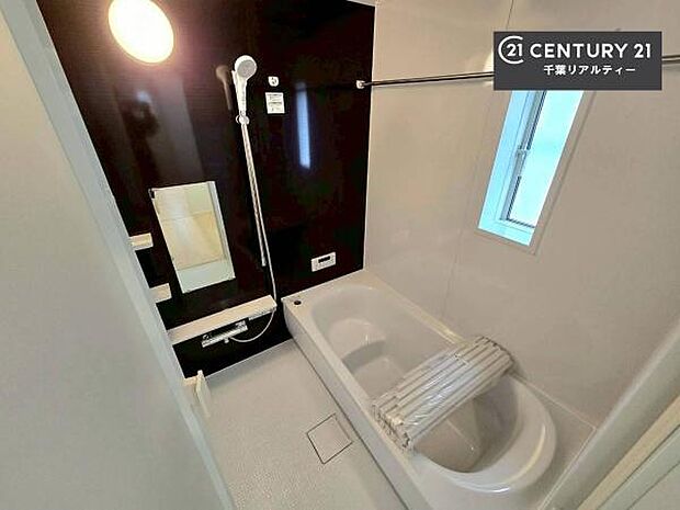 白を基調とした清潔感のあるバスルーム!快適なバスタイムが送れます!1日の疲れをしっかりと癒してくれる素敵なリラクゼーション空間になりそうですね。