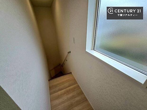 階段は明るく手摺りもついています。お子様やご年配の方も安心してご利用頂けますね。