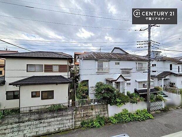 晴れた日には青い空を見渡せる開放的な時間を楽しめます。気持ちの良い風が通り抜ける街並みです!