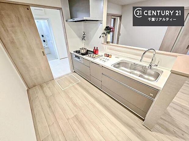 ゆとりある調理スペースで作業がしやすい快適なキッチンです!お子様と一緒にお菓子造りも楽しめる広々スペースです。楽しい調理時間になりそうですね!