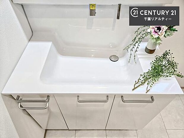 深い洗面台ボウルは、水が跳ねにくいのでお手入れが楽々!清潔感が保てます!キレイな洗面所で自分磨きのモチベーションが上がりますね!