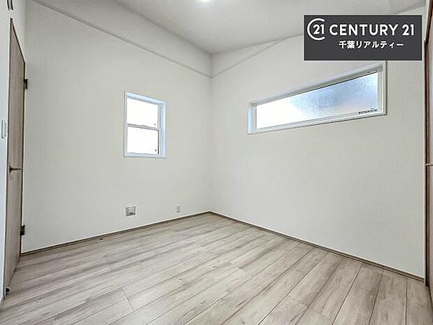 2面採光を確保した明るい室内は、風通しも良く、明るく大変居心地の良い空間となっております。リラックスして過ごせる心地の良いお部屋です!朝の目覚めがスッキリしますね!