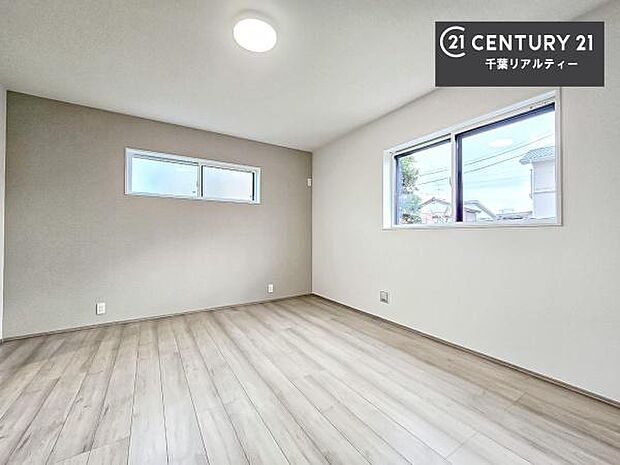 たっぷり日差しが差し込む洋室!温もりと明るさを兼ね備えた魅力的空間で、プライベート時間を有意義に過ごせます!