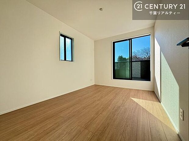 大きな窓からたっぷり光が入り、朝の目覚めも快適な明るさ。程よい開放感がありつつも落ち着いた雰囲気で、ゆったりとした睡眠空間として寝室に最適です。