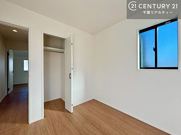 収納スペースがついています!居室をスッキリ整頓する事ができますね。家具を選ばないシンプルなデザインの為、家具を選ばずお気に入りの空間作りができそうですね。