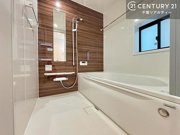 浴室に窓が付いているので、換気ができますね!自然乾燥でカビや水垢対策で光熱費削減!お手入れ楽々!足が伸ばせる浴槽は1日の疲れが取れる癒しの空間!