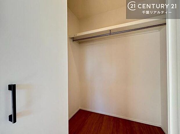 ウォークインクローゼット付きです。たくさんのお洋服などを収納しておけそうですね!他にも扇風機や加湿器など季節物の大きな家電も収納できます。