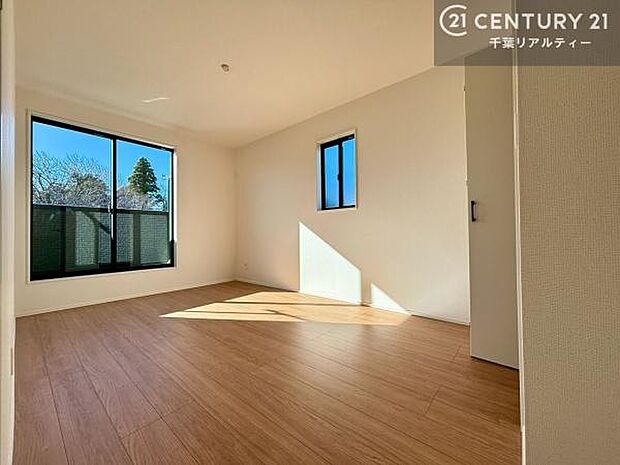 バルコニーに面している洋室です。明るく温もりがあり、換気もしっかりできます!朝起きて、外に出て背伸びをしつつ深呼吸をし良い朝を迎え入れることができます。