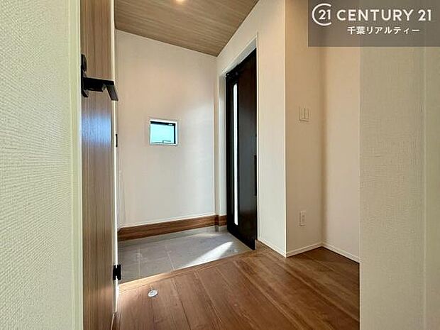 シューズボックス付きなので、玄関が片付きお掃除がしやすいです!スッキリした玄関で戸を開けた瞬間、清潔感のある心地いい空間が出迎えてくれます。