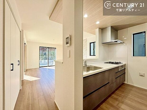 大人気の対面式システムキッチンを採用しています!ご家族のコミュニケーションが自然と増える設計です。お子様にも目が届くので嬉しいですね。広々使えて快適に作業が進みます。