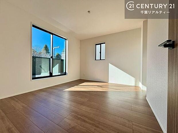 大きな窓からたっぷり光が入り、朝の目覚めも快適な明るさ。程よい開放感がありつつも落ち着いた雰囲気で、ゆったりとした睡眠空間として寝室に最適です。