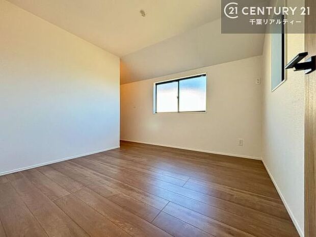 収納スペースがついています!居室をスッキリ整頓する事ができますね。家具を選ばないシンプルなデザインの為、家具を選ばずお気に入りの空間作りができそうですね。