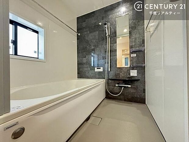 浴室に窓が付いているので、換気ができますね!自然乾燥でカビや水垢対策で光熱費削減!お手入れ楽々!足が伸ばせる浴槽は1日の疲れが取れる癒しの空間!