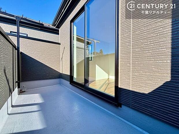 広々としたバルコニーで一日の始まりをスタート!お洗濯ものをたっぷり気持ちよく干せます!これだけの広さがあるとガーデニングなども楽しめますね!