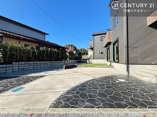 駐車スペースは2台分あります!セカンドカーはもちろん、バイクや自転車なども置き場所に困りません。