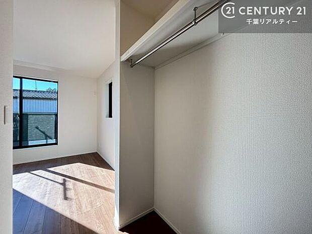 収納スペースがついています!居室をスッキリ整頓する事ができますね。家具を選ばないシンプルなデザインの為、家具を選ばずお気に入りの空間作りができそうですね。