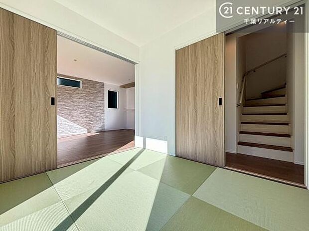 畳の香りが心地よく、客間やお子さまの遊び場、昼寝スペースなど多目的にお使いいただけます。