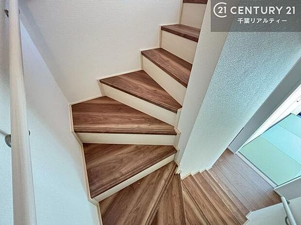 階段は明るく手摺りもついています。お子様やご年配の方も安心してご利用頂けますね。